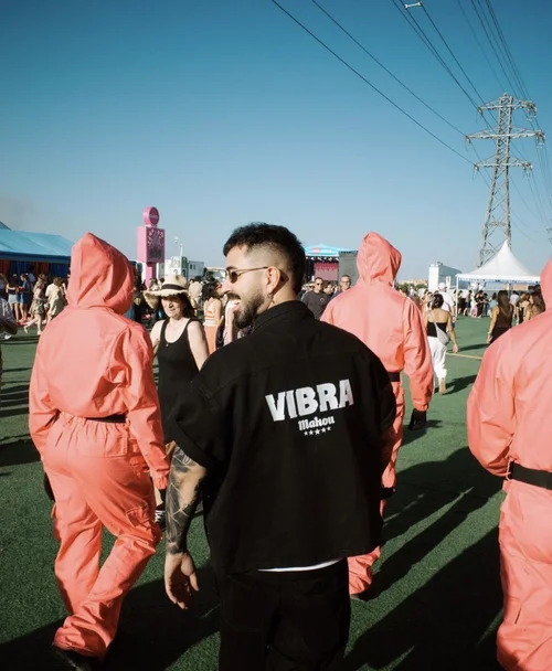 VIBRA Mahou jacket among the guards