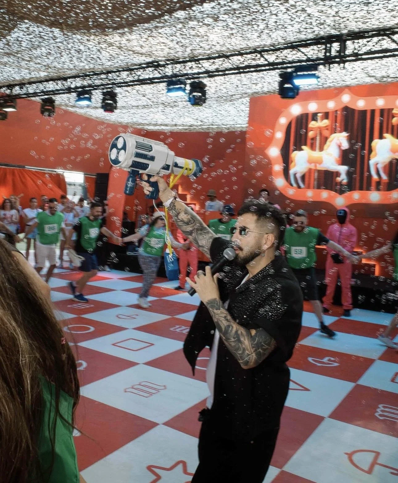 Mad Cool — host firing bubbles over the board